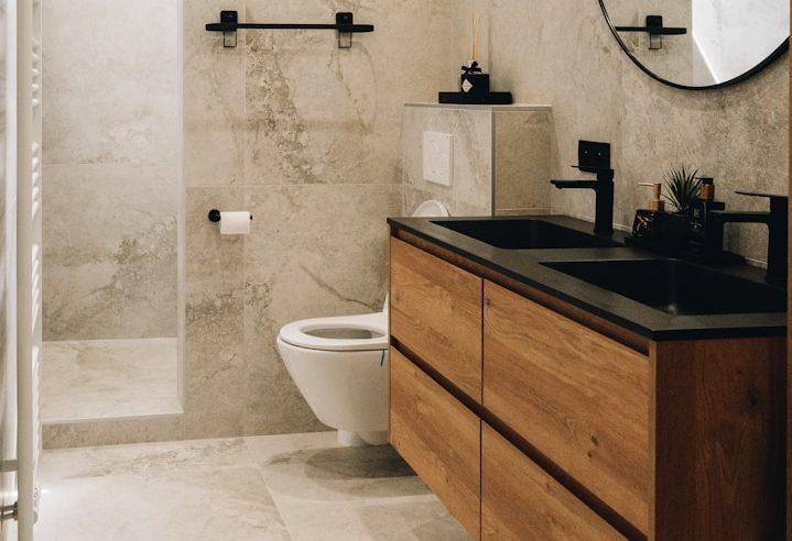 Moderne Waschräume und Küchenzeilen nach gründlicher Reinigung durch Glanzwerk mit professionellen Reinigungsmitteln von Ecolab und Dr. Bech